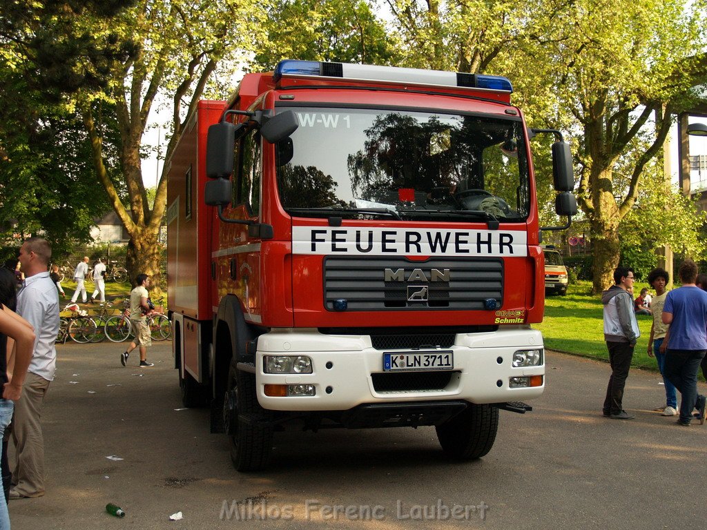 Kleine Yacht abgebrannt Koeln Hoehe Zoobruecke Rheinpark P201.JPG